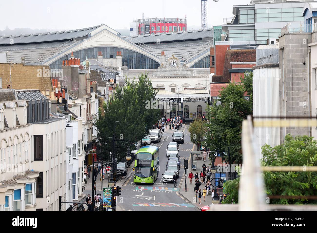 Vista della stazione ferroviaria di Brighton guardando Queens Road. 23rd agosto 2022 Foto Stock