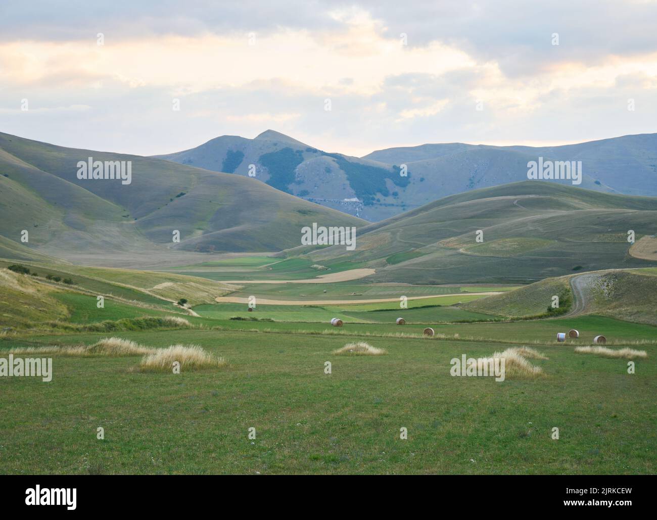 Vista estiva di Pian Grande al tramonto, altopiano di montagna al parco nazionale dei Monti Sibillini Foto Stock