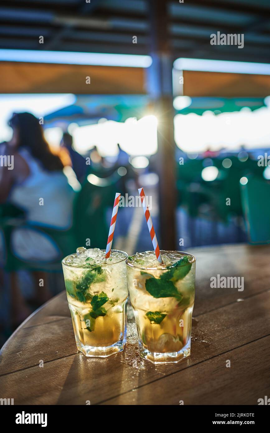 Bicchieri di gustose bevande rinfrescanti con fette di limone e foglie di menta fresca su cubetti di ghiaccio nella caffetteria di Fuerteventura Spagna Foto Stock