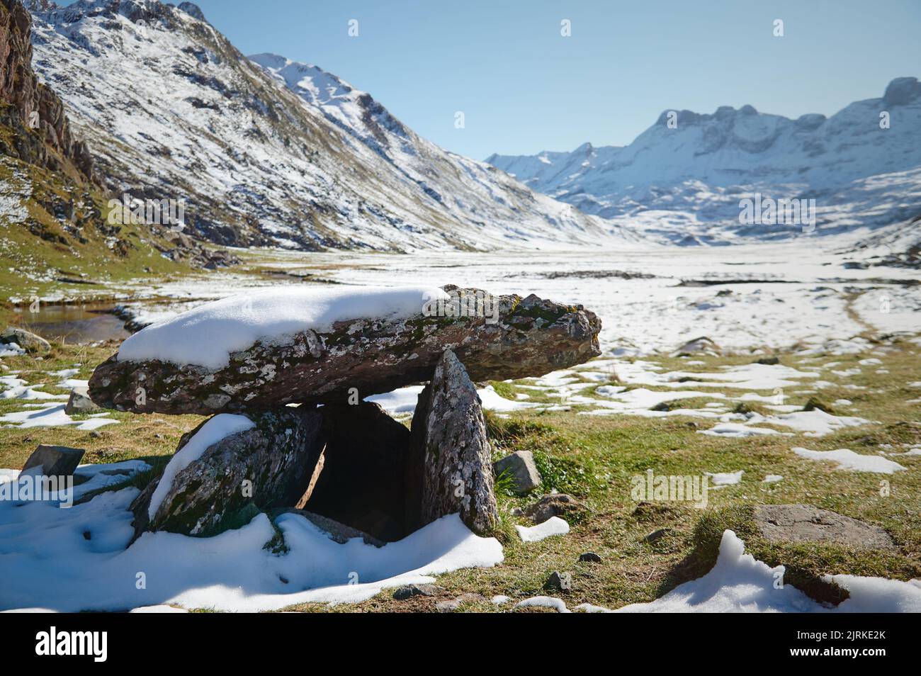 Pietre vicino alta montagna ruvida coperta di neve situato nei Pirenei il giorno d'inverno in Spagna Foto Stock