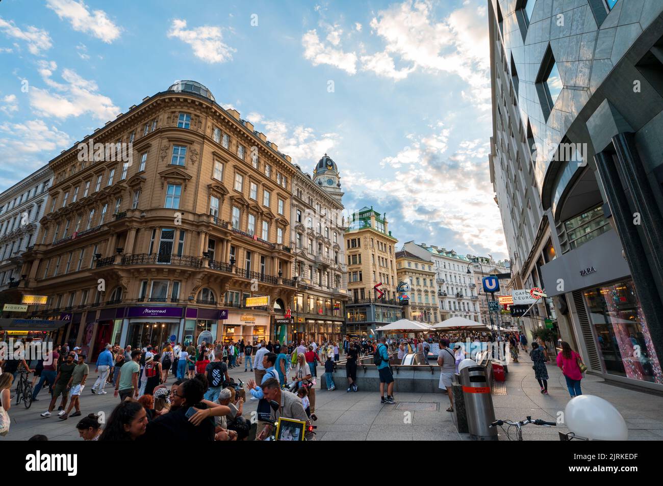 Vienna, Austria - 11 agosto 2022: Centro di Vienna vicino alla piazza principale Stephansplatz, nel 1st° cerchio della città, con strade sempre trafficate piene di tou Foto Stock