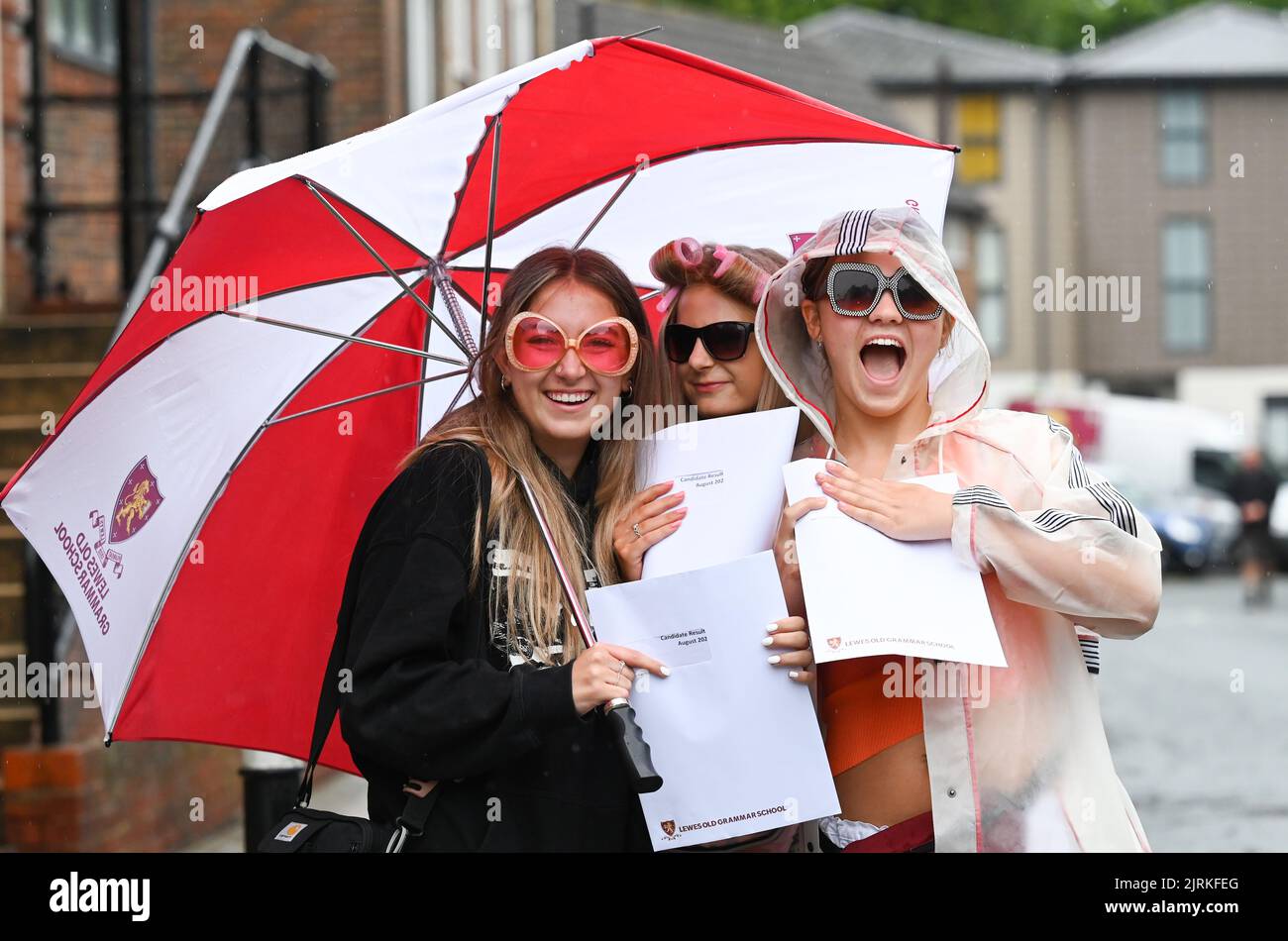 Lewes UK 25th agosto 2022 - gli studenti sono entusiasti dopo aver ottenuto oggi i risultati GCSE dalla Lewes Old Grammar School nel Sussex orientale, prima di andare al festival della musica per la lettura. : Credit Simon Dack / Vervate / Alamy Live News Foto Stock