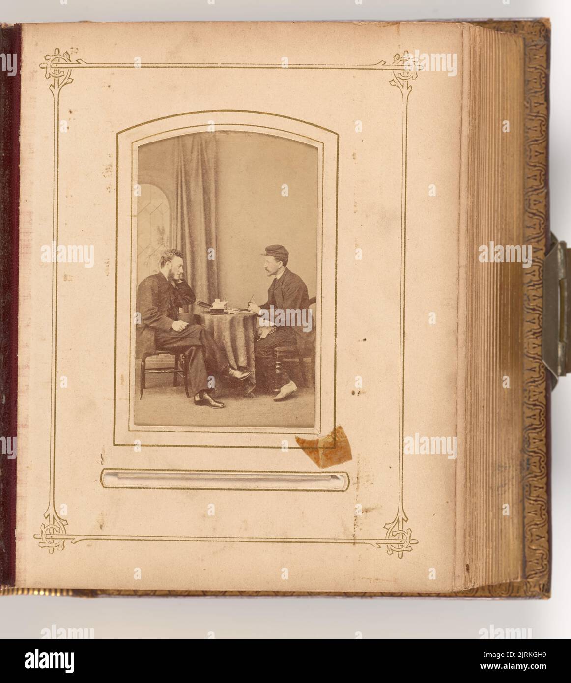 Due uomini ad un tavolo. Dall'album: Geddes carte-de-visite album, 1873, Otago, di Robert Clifford, Otago Portrait Gallery. Foto Stock