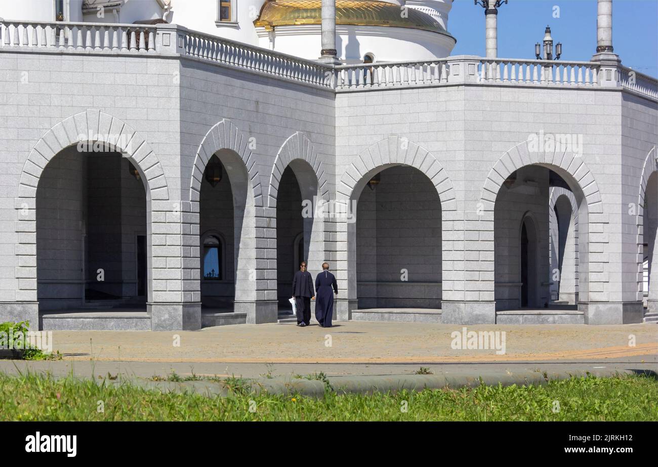 Due fratelli in vesti nere vanno in chiesa. Foto Stock