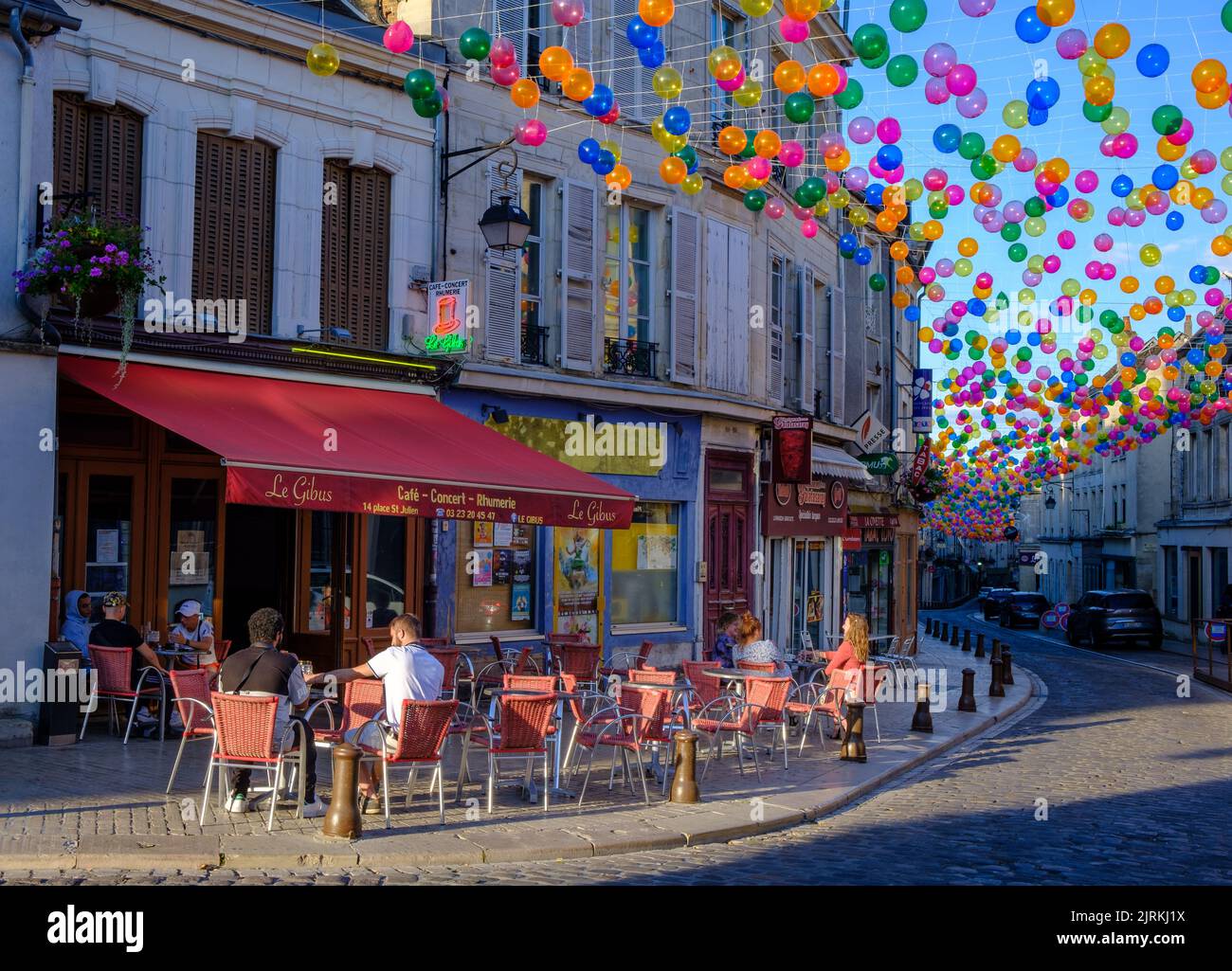 Cafe in strada francese, palloncini sospesi sulla città vecchia di Laon, Francia Foto Stock