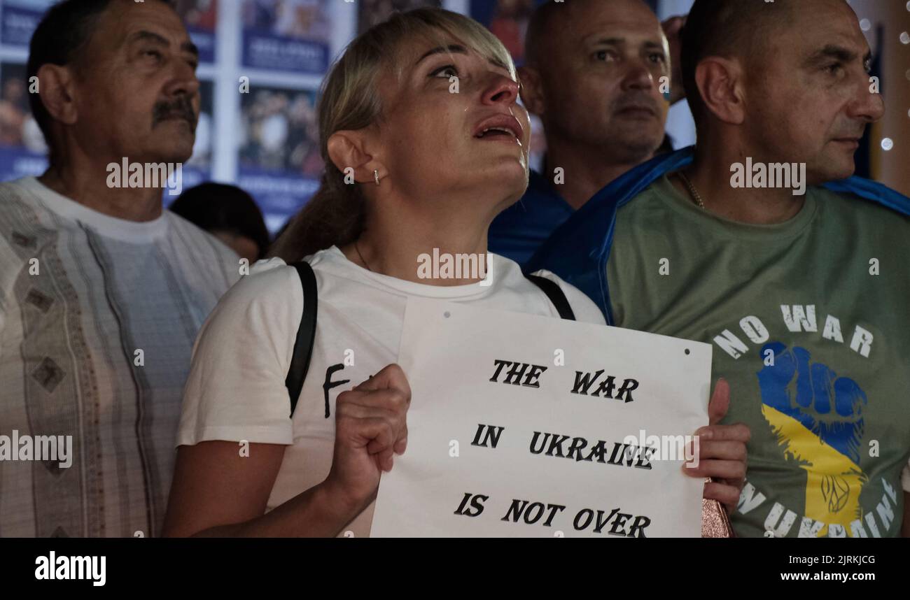 TEL AVIV, ISRAELE - 24 AGOSTO: Una donna ebrea Ucraina grida in quanto ha in mano un segno che recita "la guerra in Ucraina non è finita" durante un incontro in Piazza Habima per celebrare la Giornata dell'indipendenza dell'Ucraina e denunciare l'invasione russa dell'Ucraina sei mesi fa, il 24 agosto 2022 a Tel Aviv, Israele. Anche se Israele non ha fornito all’Ucraina il supporto militare, il governo israeliano ha arrabbiato la Russia inclinandosi verso l’Ucraina, in particolare in relazione al primo ministro israeliano Yair Lapid, che condanna le azioni militari della Russia in Ucraina. Credit: Eddie Gerald/Alamy Live News Foto Stock