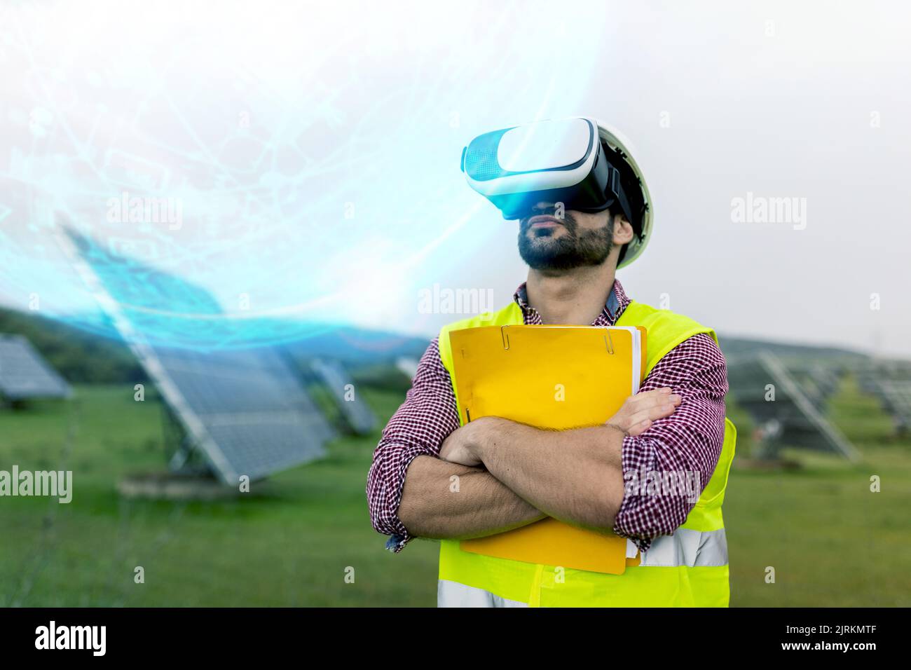 Un visore VR che interagisce con uno schema virtuale mentre lavora su una centrale elettrica solare Foto Stock