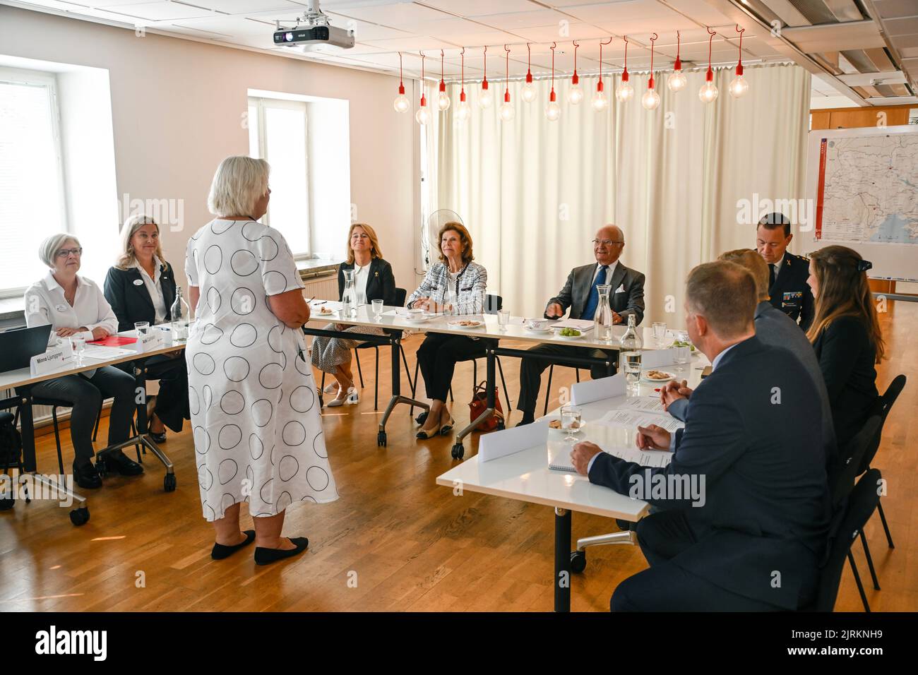 Re Carl Gustaf e la Regina Silvia visitano la sede della Croce Rossa a Stoccolma, Svezia, 25 agosto 2022. Foto Anders Wiklund / TT / code 10040 Foto Stock