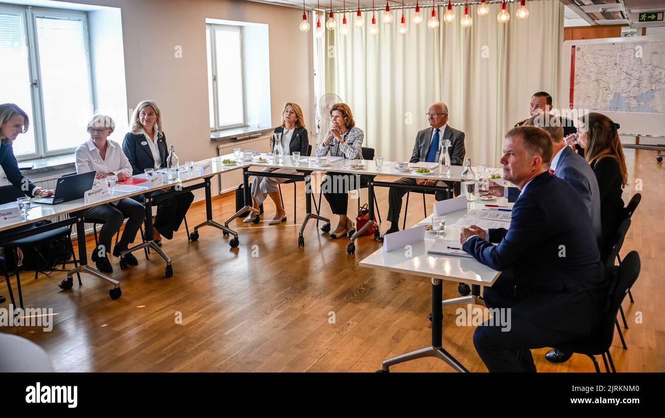 Re Carl Gustaf e la Regina Silvia visitano la sede della Croce Rossa a Stoccolma, Svezia, 25 agosto 2022. Foto Anders Wiklund / TT / code 10040 Foto Stock