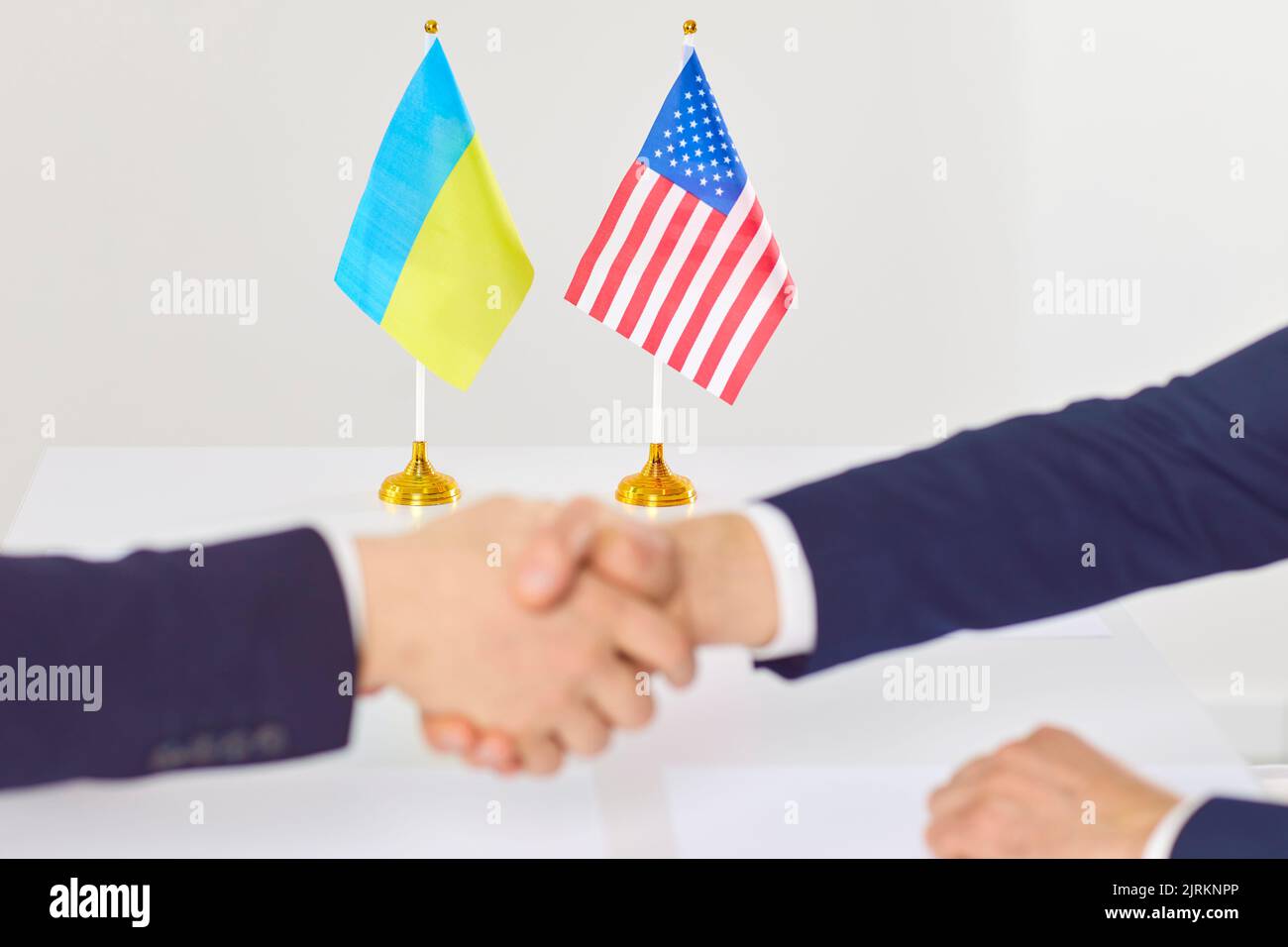 Diplomatici provenienti da Ucraina e Stati Uniti si scambiano handshake dopo aver negoziato l'aiuto durante la guerra con la Russia Foto Stock