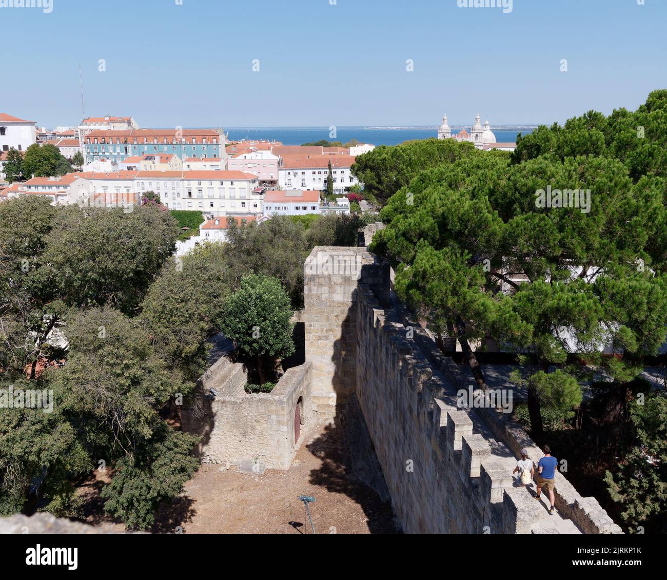 Terreni di St. Georges a Lisbona, Portogallo, in una giornata estiva. Foto Stock