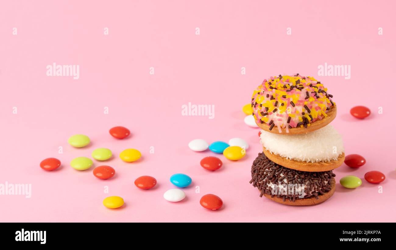 Dolci e dolci colorati con decorazioni dolciarie - sfondo con dolci Foto Stock