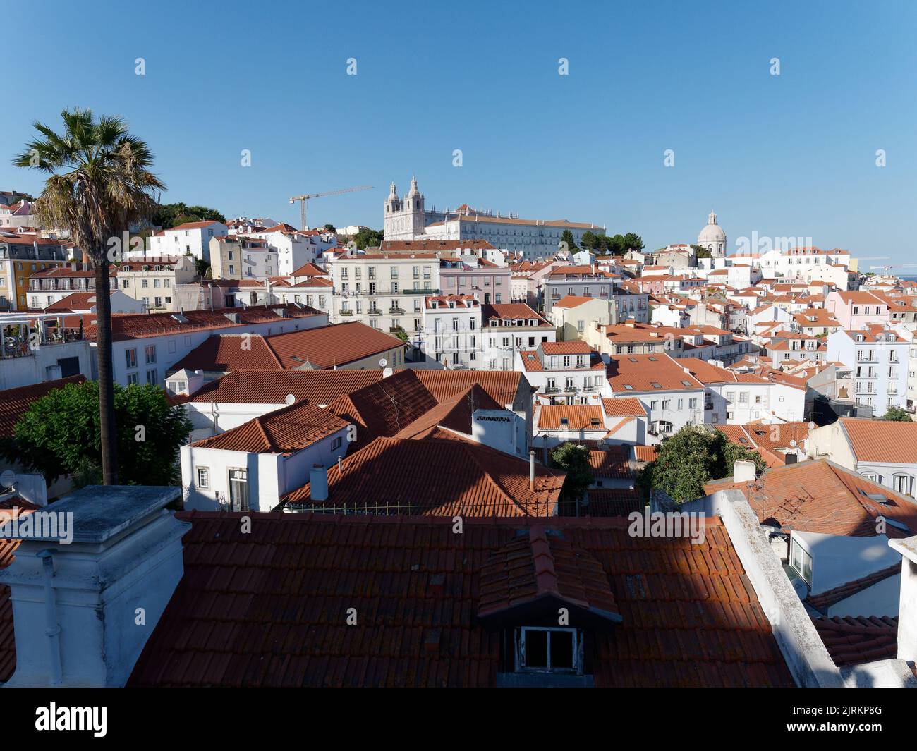Vista dal punto panoramico Miradouro das Portas do Sol a Lisbona, Portogallo, in una serata estiva. Monastero di São Vicente de Fora top. Foto Stock