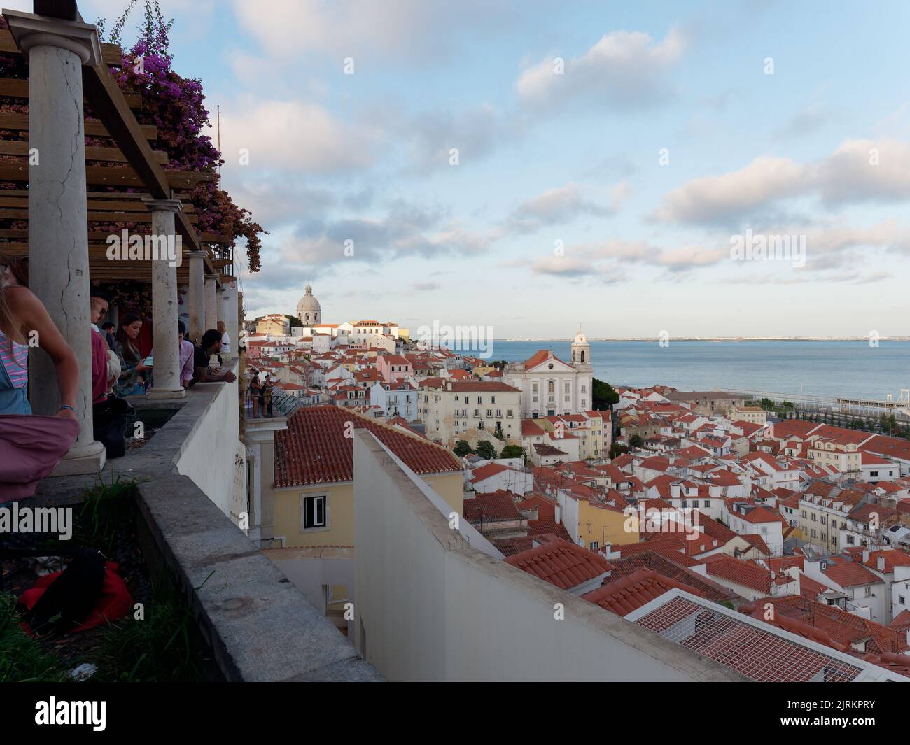 Vista dal punto panoramico Miradouro de Santa Luzia a Lisbona, Portogallo, in una serata estiva. Fiume Tago a destra. Foto Stock