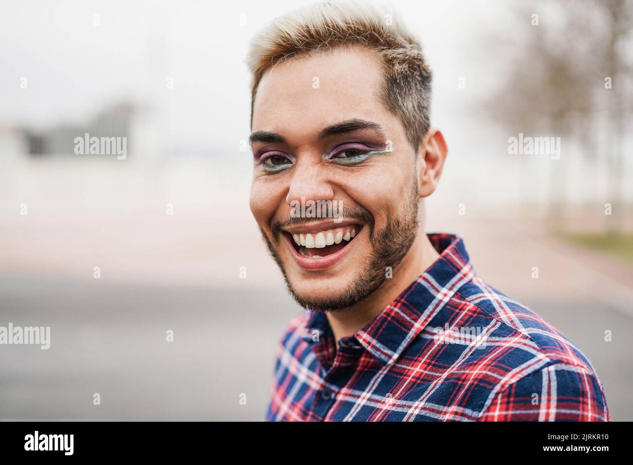 Gay uomo con trucco per divertirsi all'aperto - Focus sul viso Foto Stock