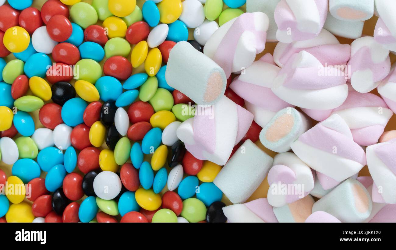 Sfondo di marshmallow e drage colorati, dolci Foto Stock
