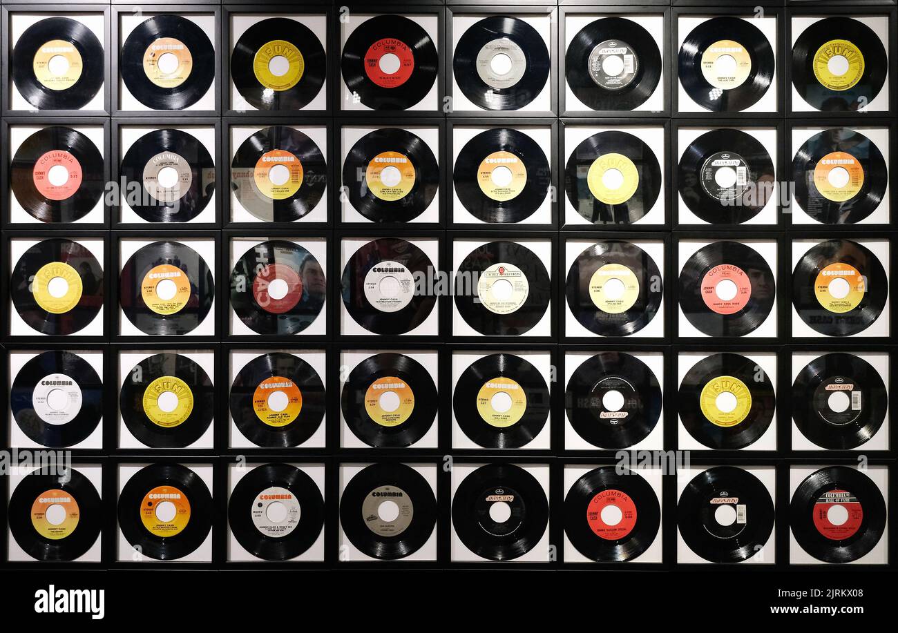 Wand voller Singles im Johnny Cash Museum; Nashville, Tennessee, Vereinigte Staaten von Amerika Foto Stock