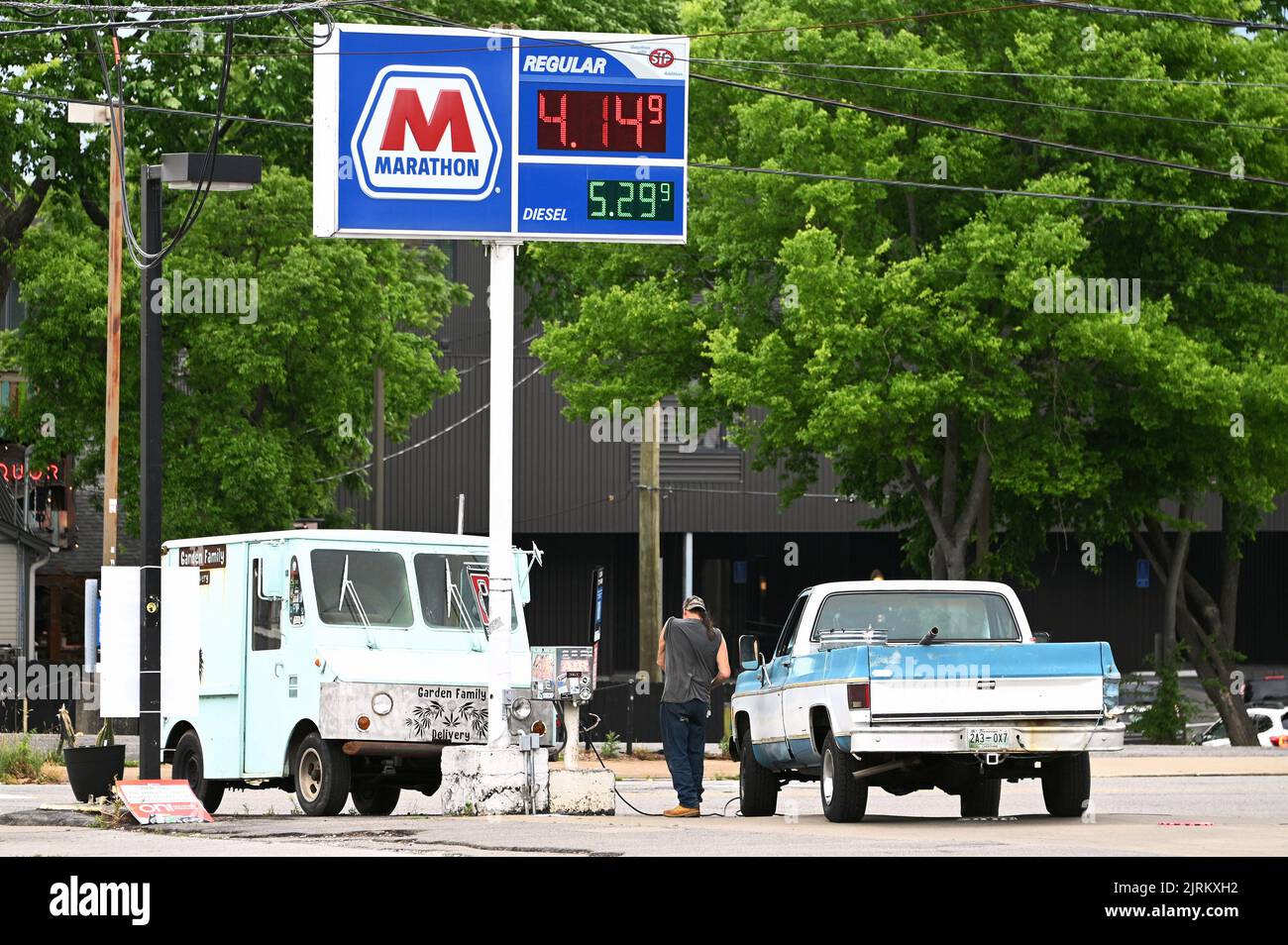 Pick-up un einer Marathon Tankstelle; Nashville, Tennessee, Vereinigte Staaten von Amerika Foto Stock