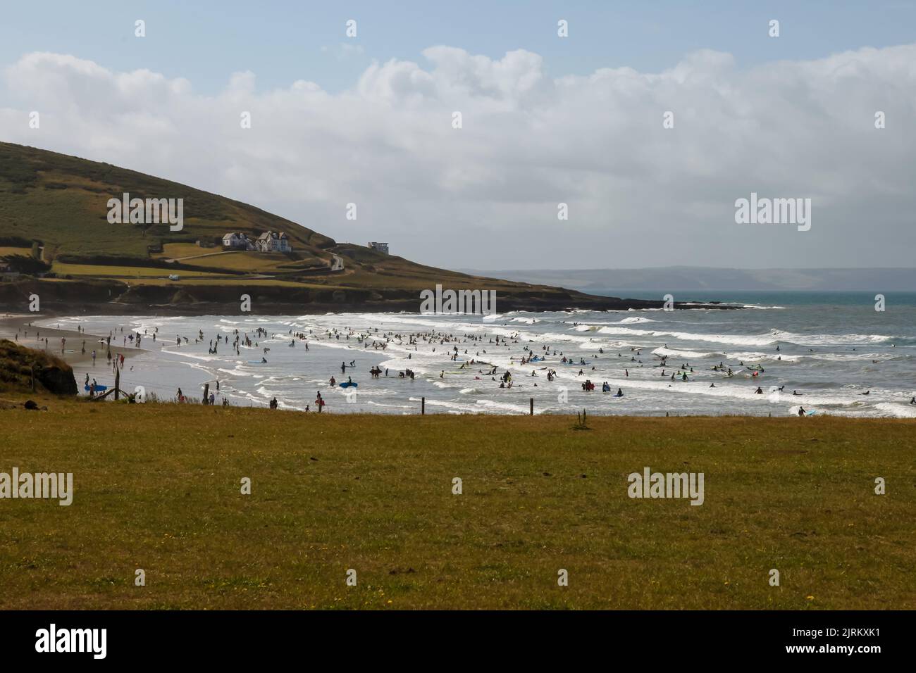 Vista di Croyde Bay Beach da una distanza nel nord, Braunton, Devon, Inghilterra, Regno Unito, Agosto 2022 Foto Stock