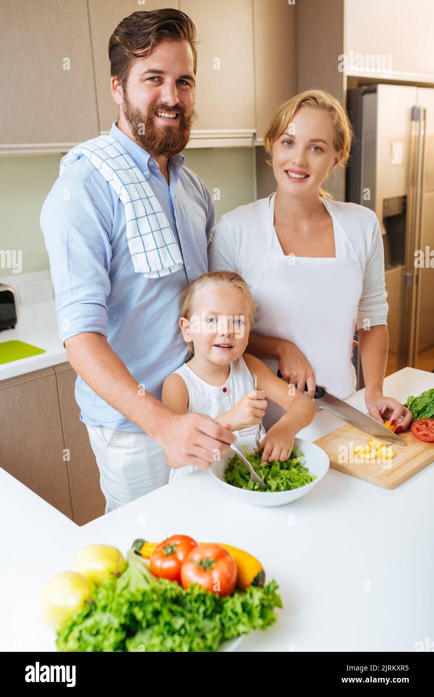 Giovane famiglia di tre piatti salutari a pranzo Foto Stock