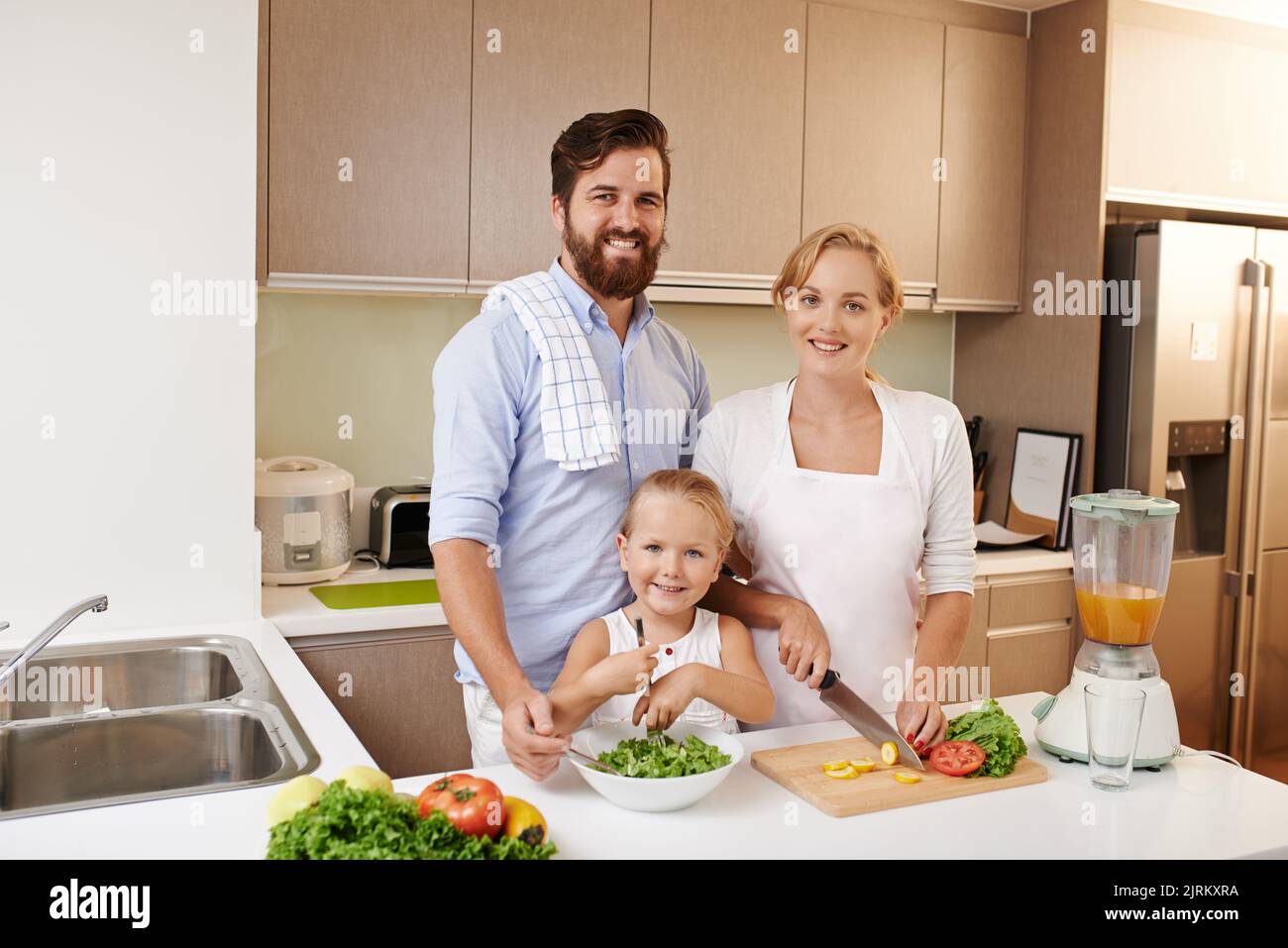 Allegro giovane famiglia cucina sana cena insieme Foto Stock