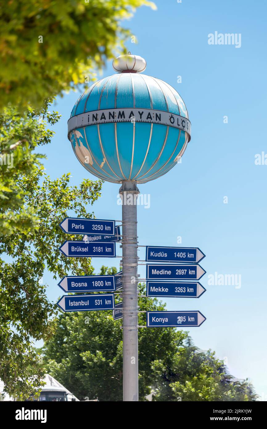 Aksehir, Turchia - 04 luglio 2022: Aksehir Nasreddin Hoca Square, l'infidel misura Monumento e il segno di distanza per diverse città su di esso Foto Stock