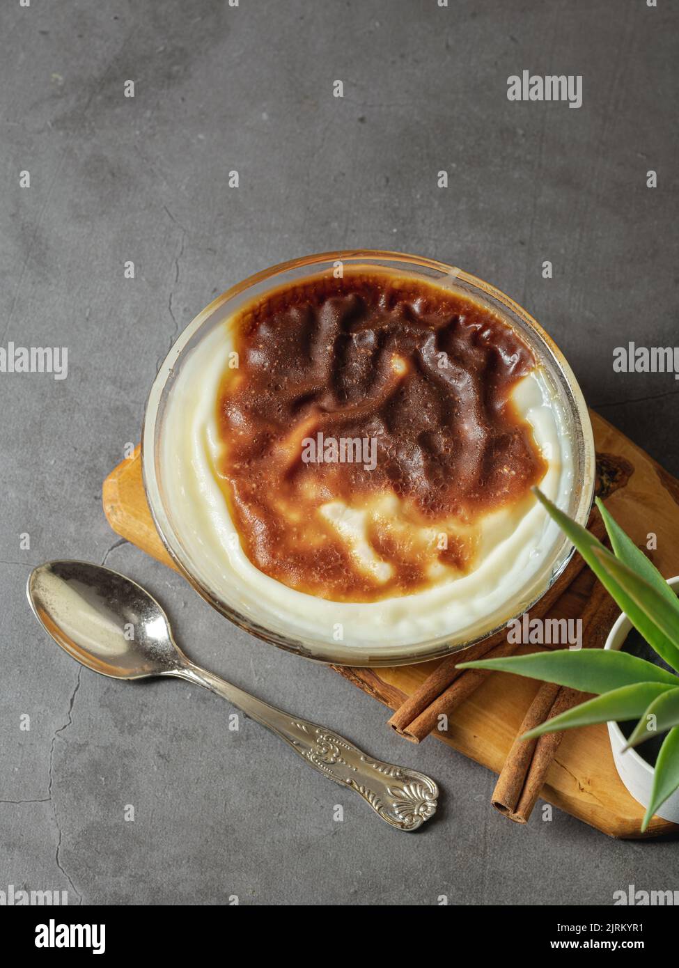 Tradizionale dessert turco panetteria riso budino nome turco Firin Sutlac in ciotola di vetro Foto Stock