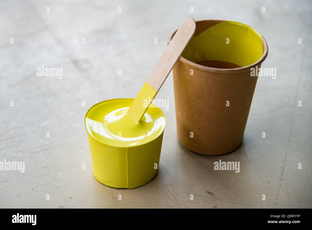 Vernice gialla che si è asciugata nel contenitore e ha preso forma come uno stampo Foto Stock
