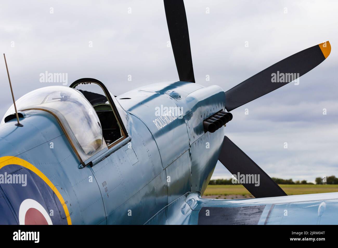 Supermarine Spitfire PRXIX del Rolls Royce Heritage Trust volando al RAF Syerston Families Day, agosto 2022. Foto Stock