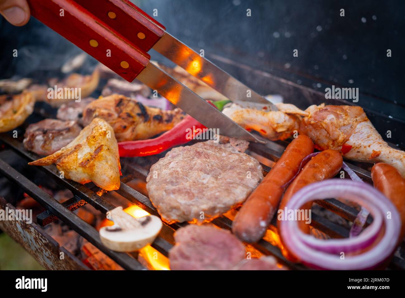 Un assortimento di deliziose grigliate di carne con verdure alla brace su un barbecue Foto Stock