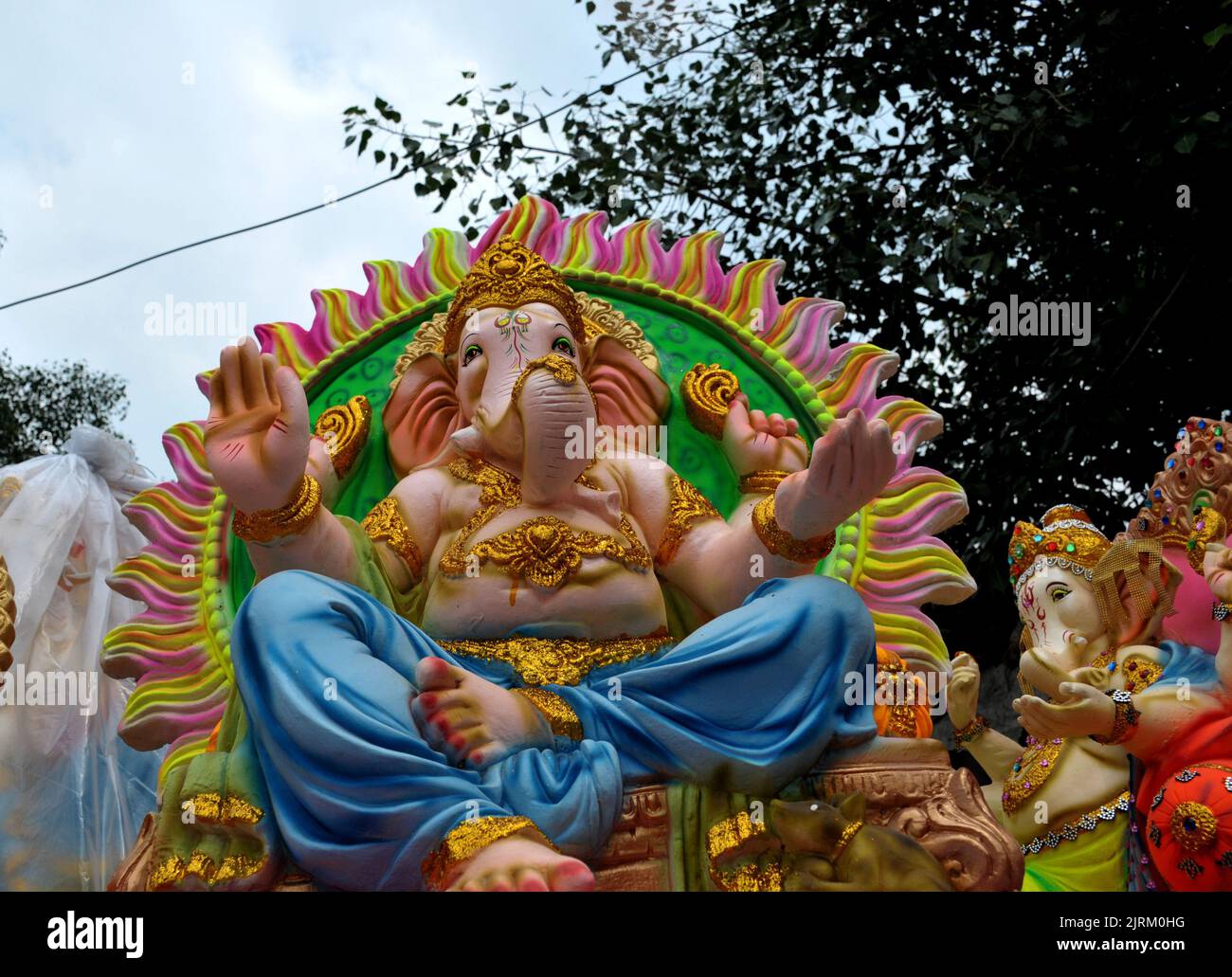 Delhi, Delhi, India. 25th ago, 2022. Eco friendly Ganesha pronto per il culto Signore Ganesha e immersione di idolo, sul prossimo 10days festival indù Ganesh Chaturithi, a Ganesh Nagar a Delhi Est Giovedi (Credit Image: © Ravi Batra/ZUMA Press Wire) Foto Stock