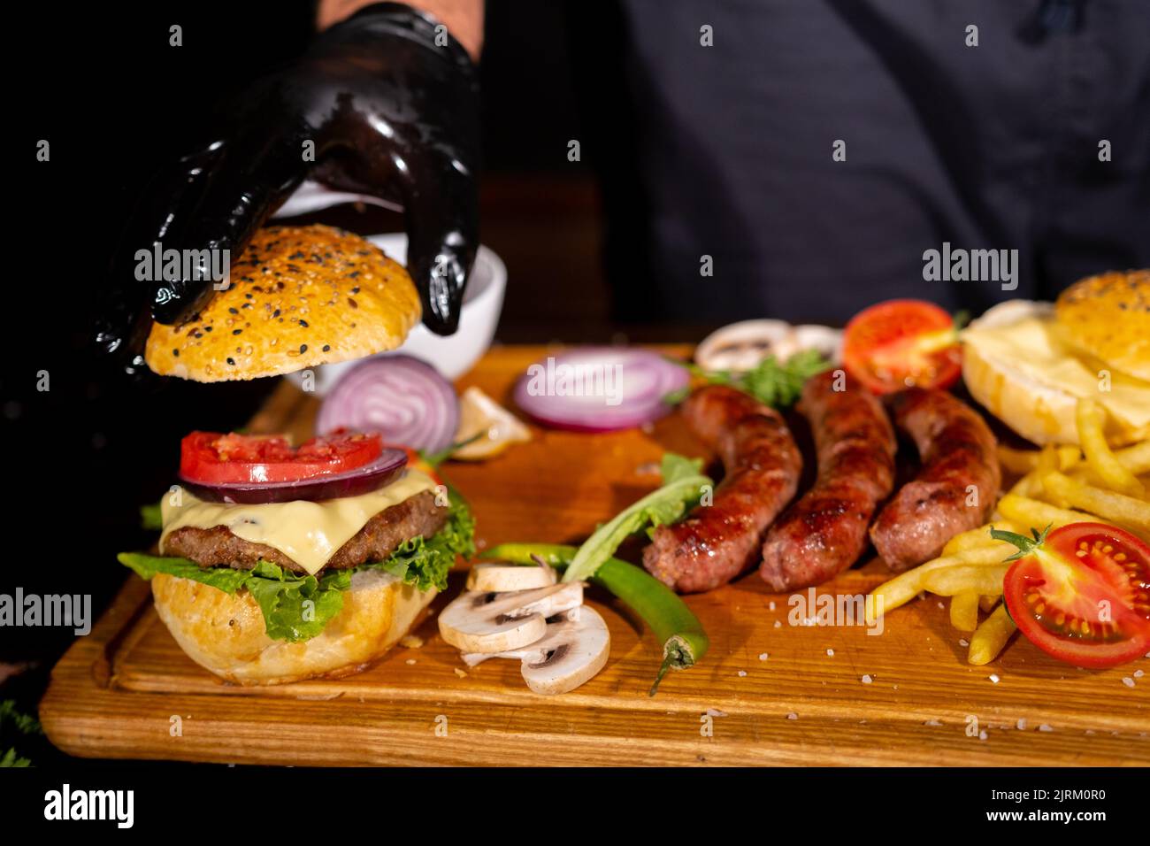 processo di preparazione di un hamburger succoso Foto Stock