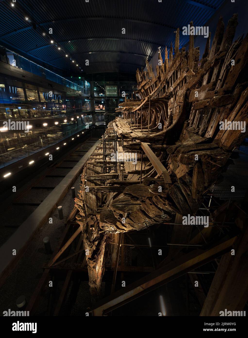 Lo scafo della Mary Rose, ammiraglia del re Enrico VIII d'Inghilterra, seduto nel suo museo appositamente costruito a Portsmouth Historic Dockyard Foto Stock