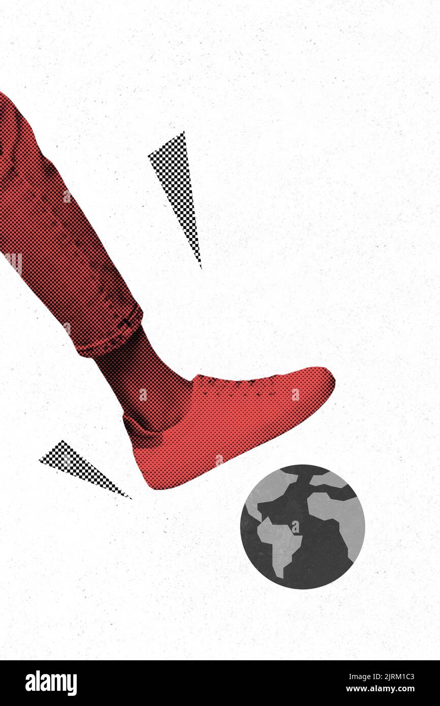 Immagine della rivista d'arte di grande gamba enorme giocare calcio mini pianeta isolato disegno sfondo Foto Stock