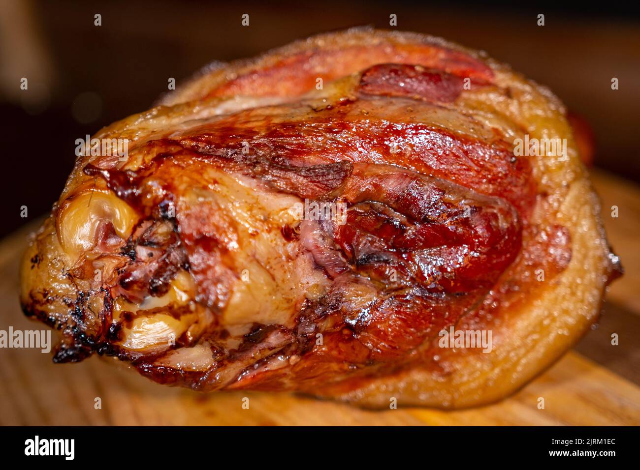 succoso gambo di maiale affumicato, delizioso antipasto di carne, pezzi a fette su un asse di legno, cibo, spazio copia Foto Stock