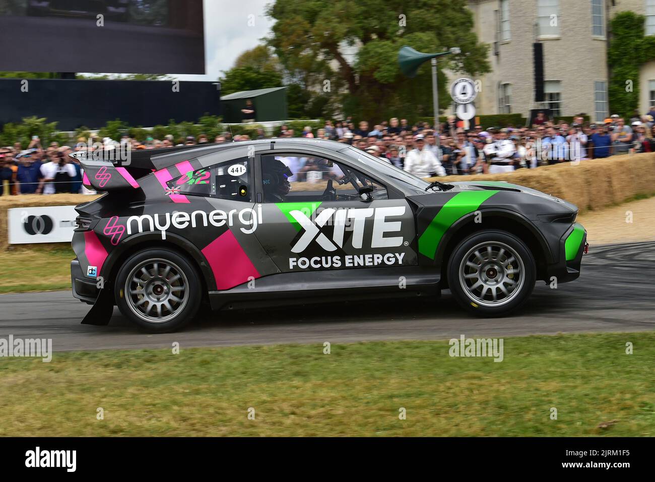 Oliver Bennett, First Corner FC1x, Electric Rallycross auto, Sparks of Genius, completamente elettricamente guidato con sbalorditivi giri di velocità, Continue inn Foto Stock