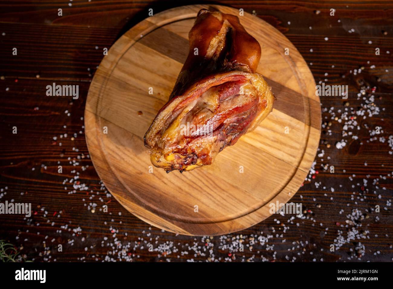 succoso gambo di maiale affumicato, delizioso antipasto di carne, pezzi a fette su un asse di legno, cibo, spazio copia Foto Stock