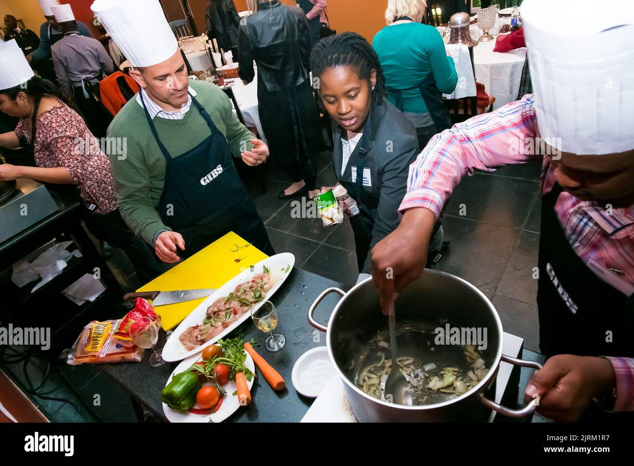 Johannesburg, Sud Africa - 31 agosto 2014: Persone diverse al team building lezione di cucina Foto Stock