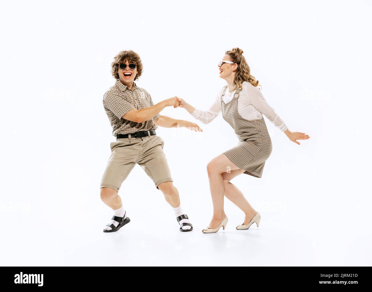 Coppia espressiva di ballerini in vintage stile retrò danza sociale danza isolata su sfondo bianco. Tradizioni senza tempo, 60s, 70s americano Foto Stock