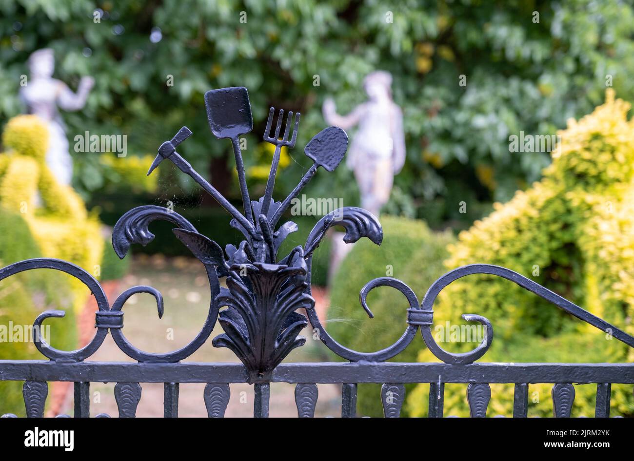 Dettagli in ferro umoranti su una delle porte del giardino a Eythrope Gardens, nella tenuta di Waddesdon Manor. Foto Stock