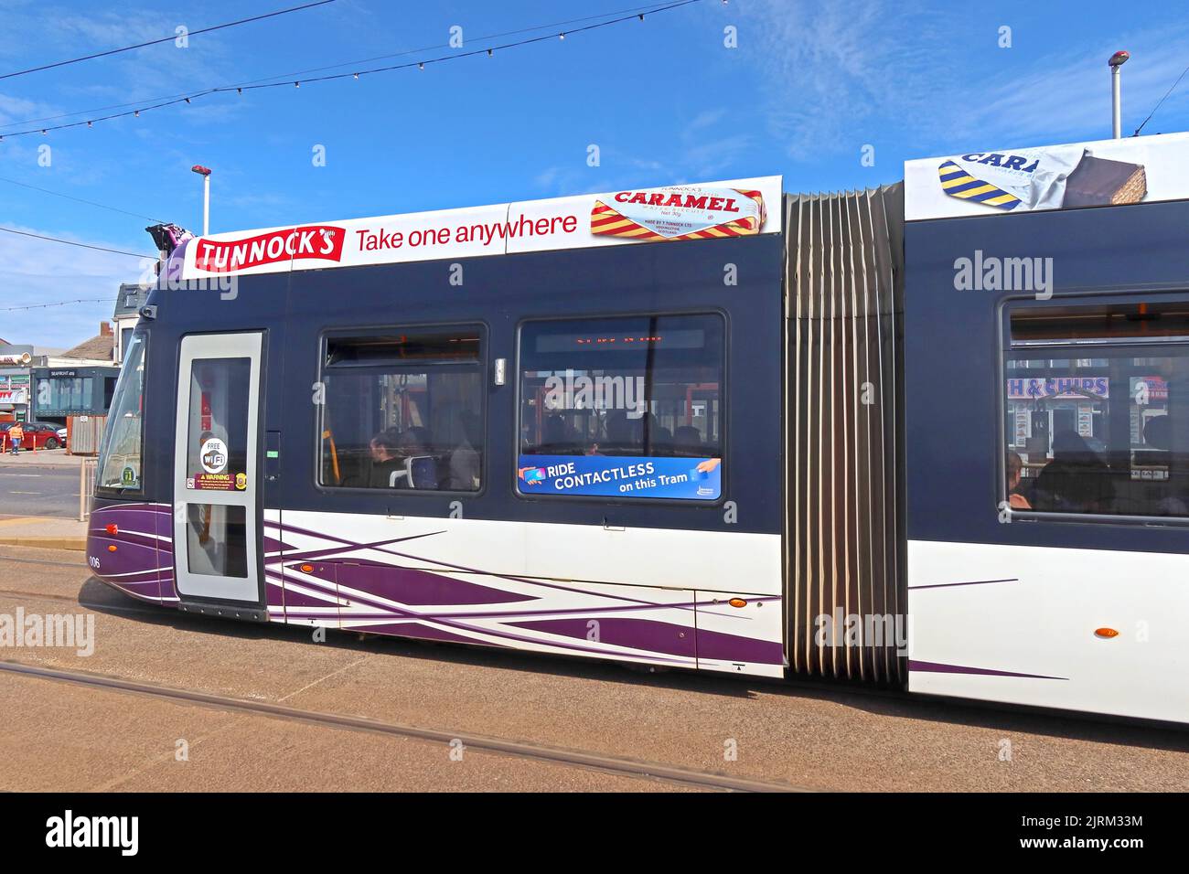 Blackpool Tramways, Bombardier tram 006, con Tunnocks pubblicità sul lungomare di Blackpool, Lancashire, Inghilterra, Regno Unito Foto Stock
