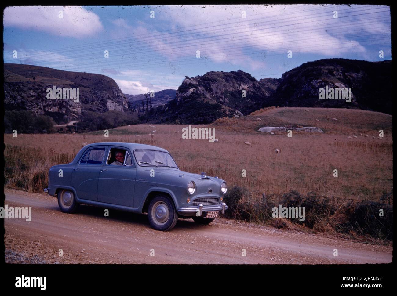 La Horse Range Road che dà accesso al dominio della Gola di Trotter, mostra i canyon laterali ripidi del torrente di Trotter, 24 marzo 1959-13 April1959, Nuova Zelanda, da Leslie Adkin. Regalo della famiglia Adkin, 1997. Foto Stock