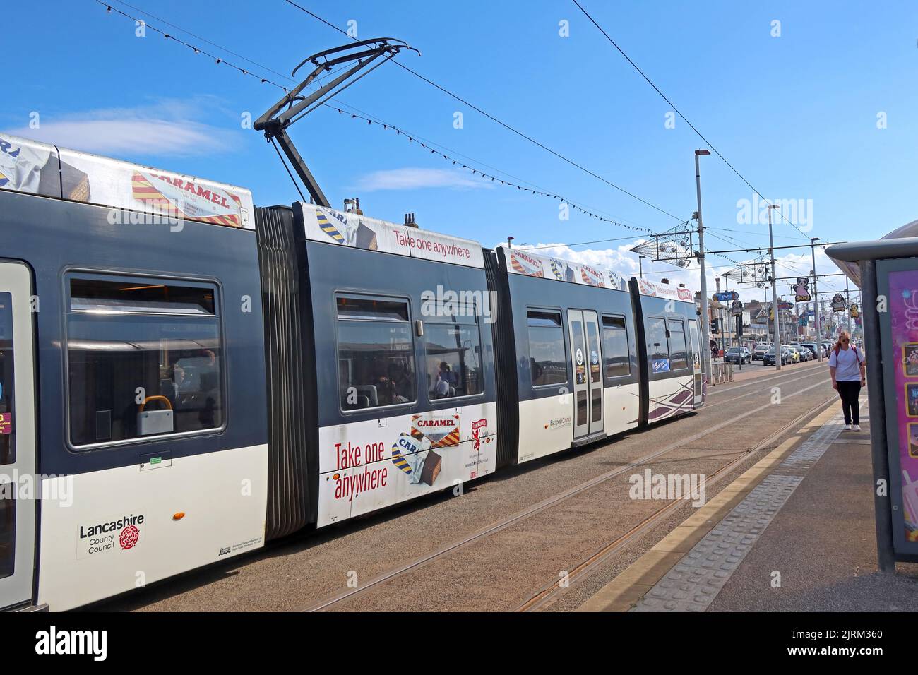 Blackpool Tramways, Bombardier tram 006, con Tunnocks pubblicità sul lungomare di Blackpool, Lancashire, Inghilterra, Regno Unito Foto Stock