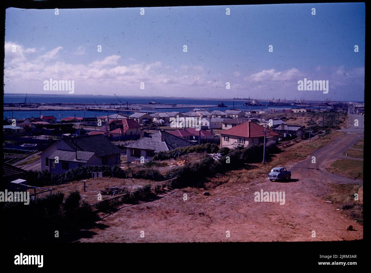 Panorama del Bluff - città e porto che mostra il porto artificiale dell'isola in costruzione, 24 marzo 1959-13 April1959, Southland, di Leslie Adkin. Regalo della famiglia Adkin, 1997. Foto Stock
