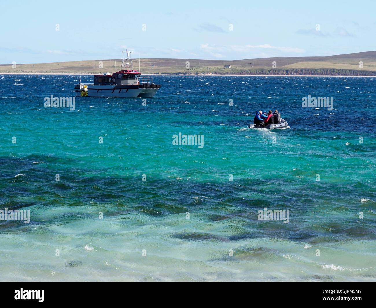 Barca con partenza da Faray, Orkney, isole, Scozia Foto Stock