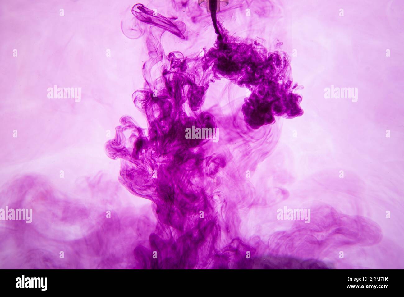 Fotografia d'acqua - tintura viola Foto Stock