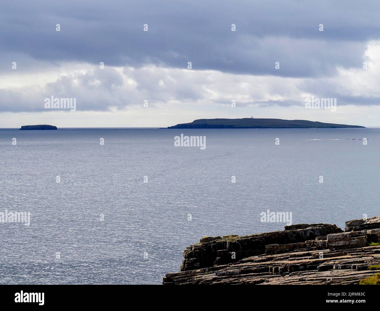 Copinsay e Cavallo di Copinsay da Mull Head, Orcadi Foto Stock