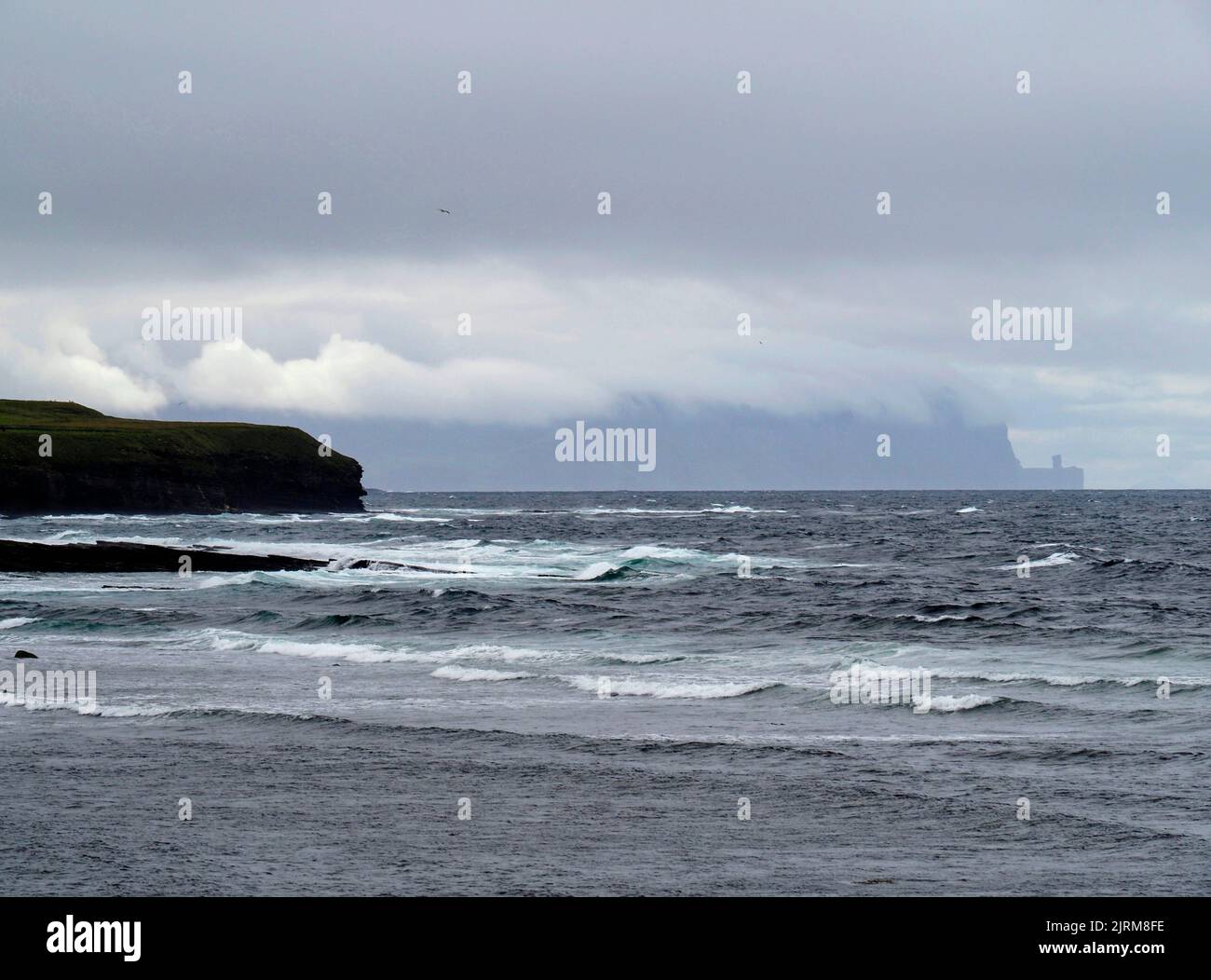 Marwick Head con Hoy in lontananza Foto Stock