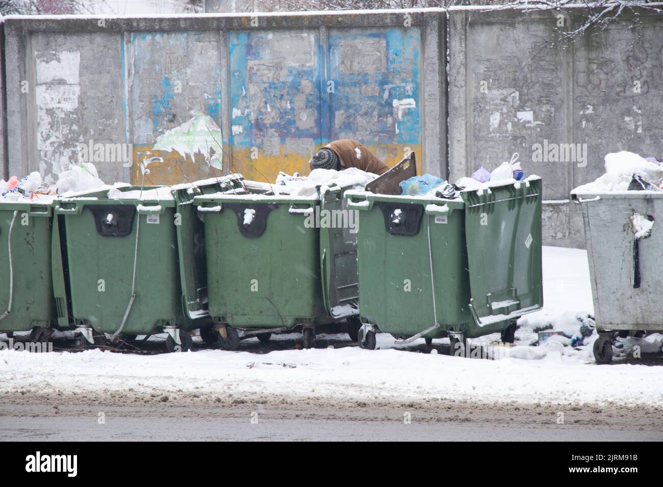 Lattine di immondizia sulla strada nella città di Dnipro in Ucraina in inverno, ecologia Foto Stock