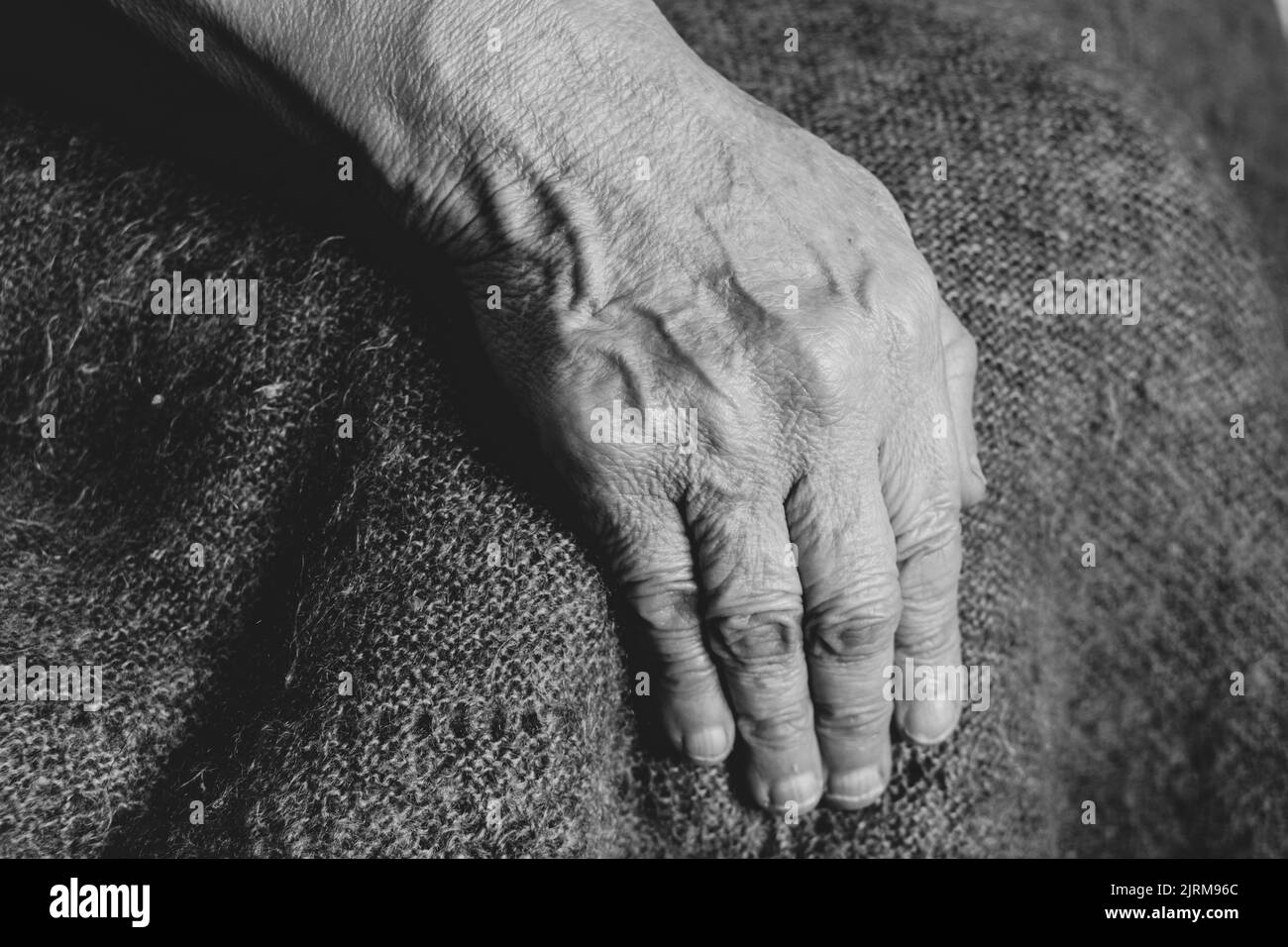 mano di una vecchia donna su una coperta primo piano, mani, pensionato, vecchie mani Foto Stock